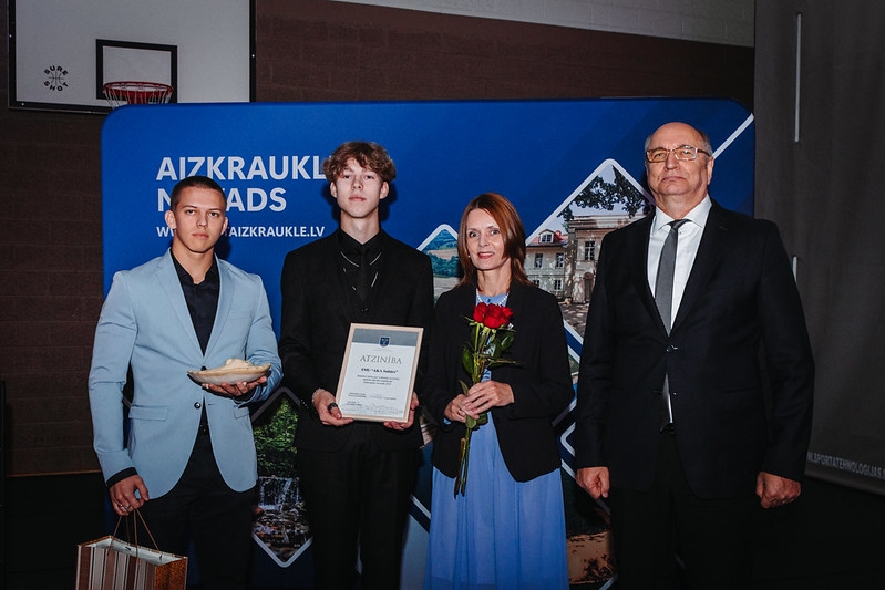 Skolēnu mācību uzņēmuma laureāti ar atzinības rakstu