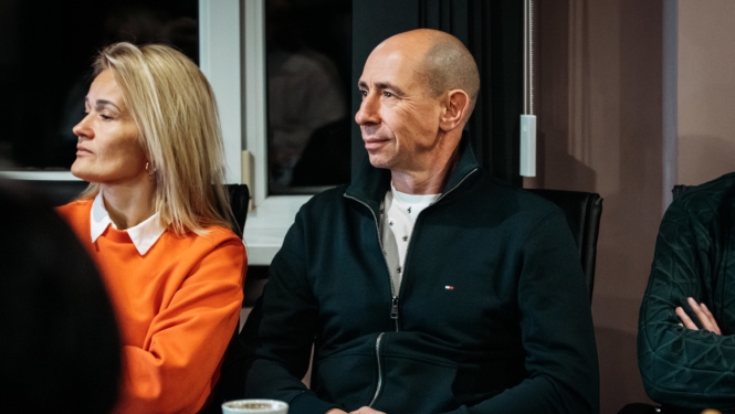 vīrietis un sieviete uzmanīgi klausās notiekošajā