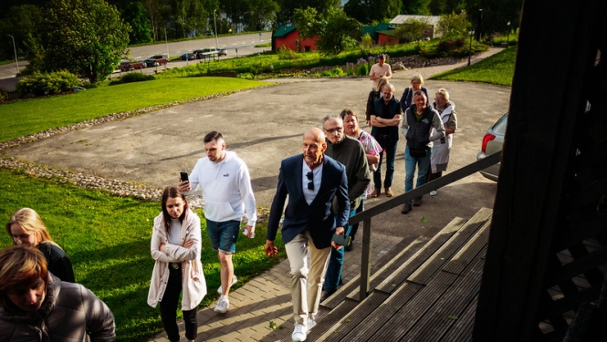 Uzņēmēji apskata atpūtas kompleksa "Klidziņa" teritoriju
