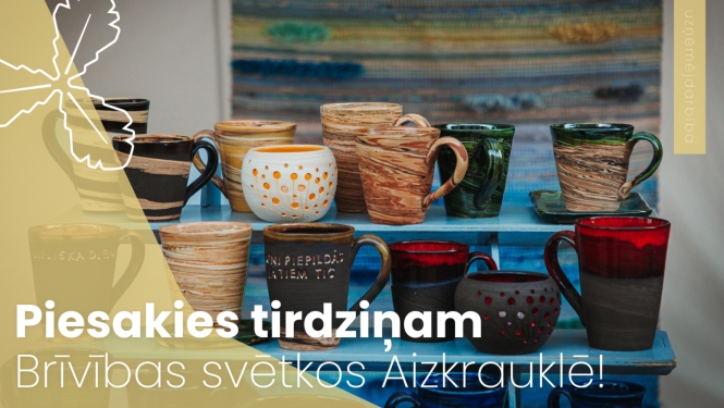 māla modiņi un krūzītes izkārtotas uz palikņa
