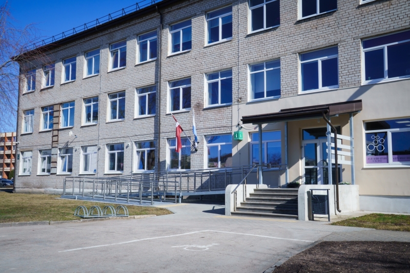 Ēkas ieeja ar uzbrauktuvi