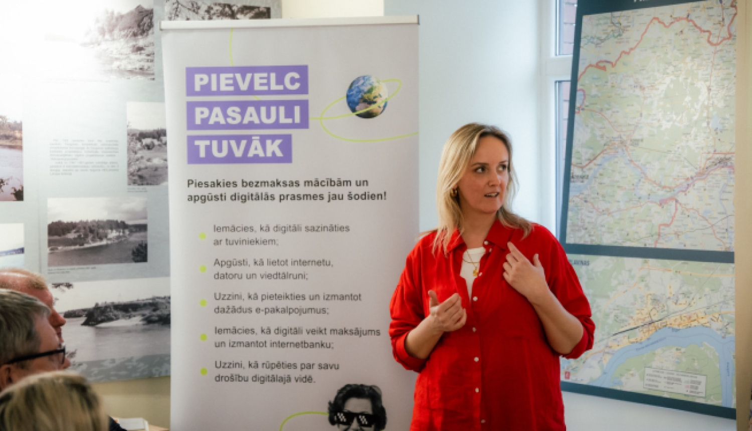 sieviete prezentē