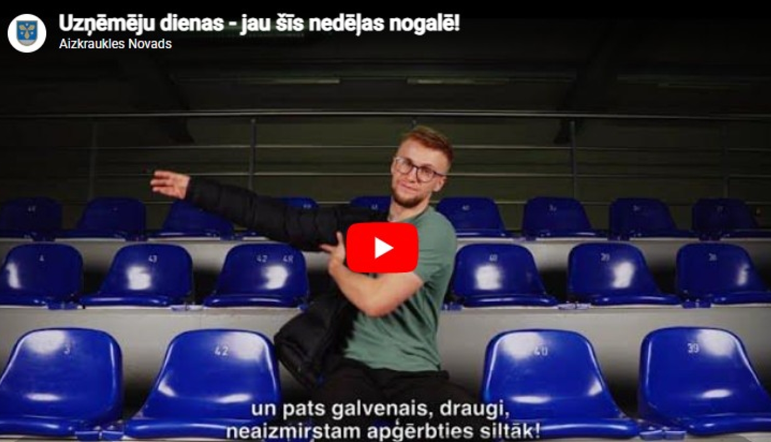 vīrietis velk virsjaku